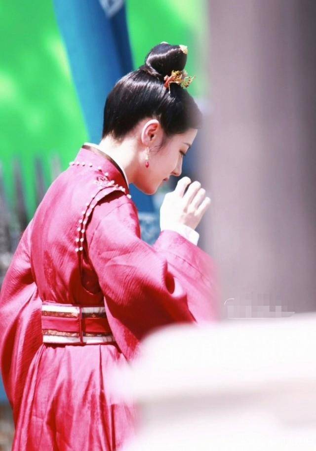 迪丽热巴新剧路透来了:穿红衣展现侧颜杀,90花古装不