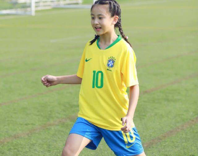 田亮晒出森碟活力美照,才十岁就有了大长腿,运动系美少女无疑了