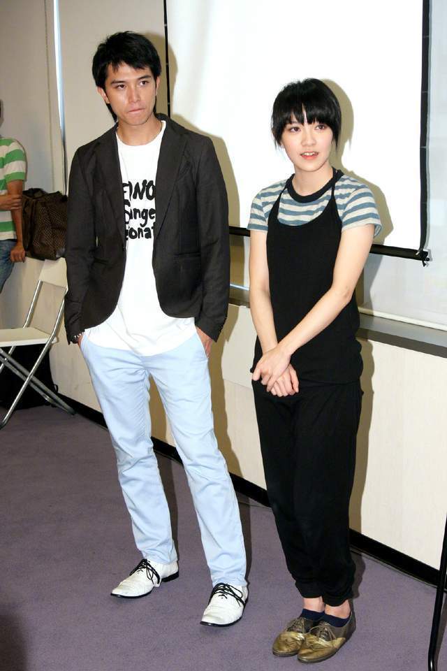 郭采洁首次携男友走机场,小5岁男友身材五五分,弯腰驼背超颓废_风格