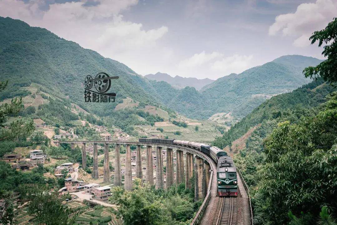 尾厝大桥(拍摄:张雨河)群山环抱的尾厝大桥(拍摄:张亦航)驶过尾厝大桥