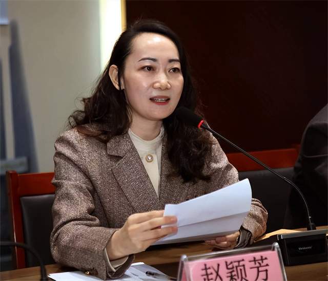 首先,由名誉会长李凤艳传达了唐山市人大常委会副主任,县委书记李贵富
