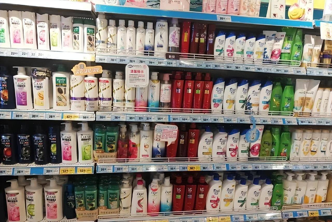 很多女人都喜欢在超市里购买日常的洗护用品,就比方洗发水就是很多