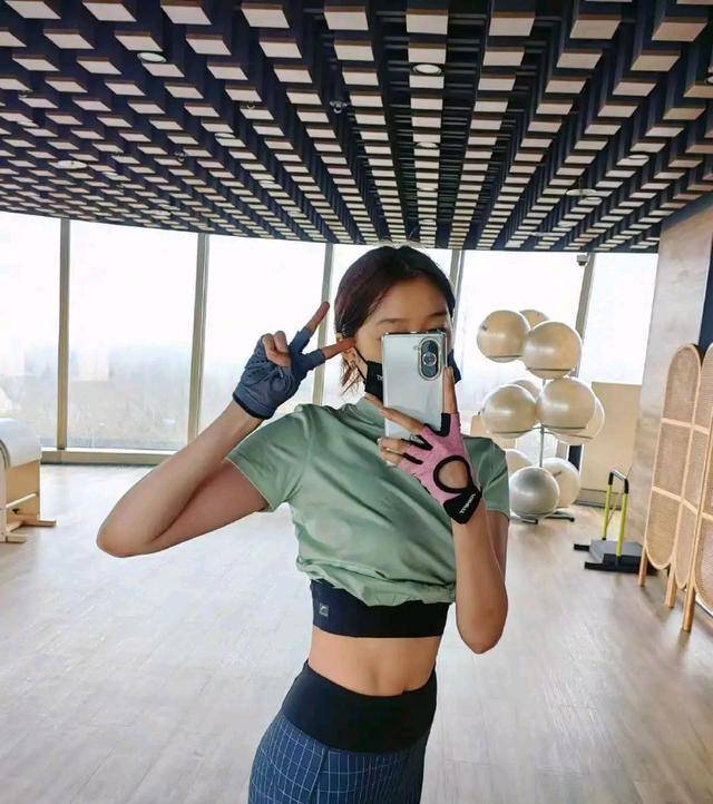 关晓彤秀健身照破怀孕传言,小腹平坦马甲线抢镜,s身材超性感_鹿晗