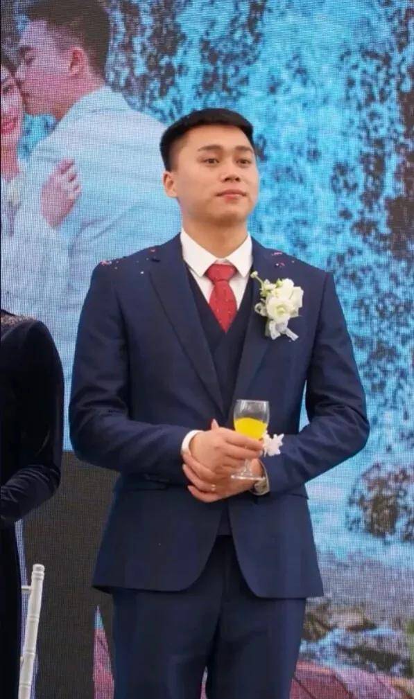 刘二狗由于贪玩学习不好,小学四年级就辍学了,19岁