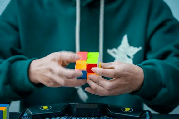 这项挑战的难度,在于还原每个魔方的时间短,林致远基本上没有思考的