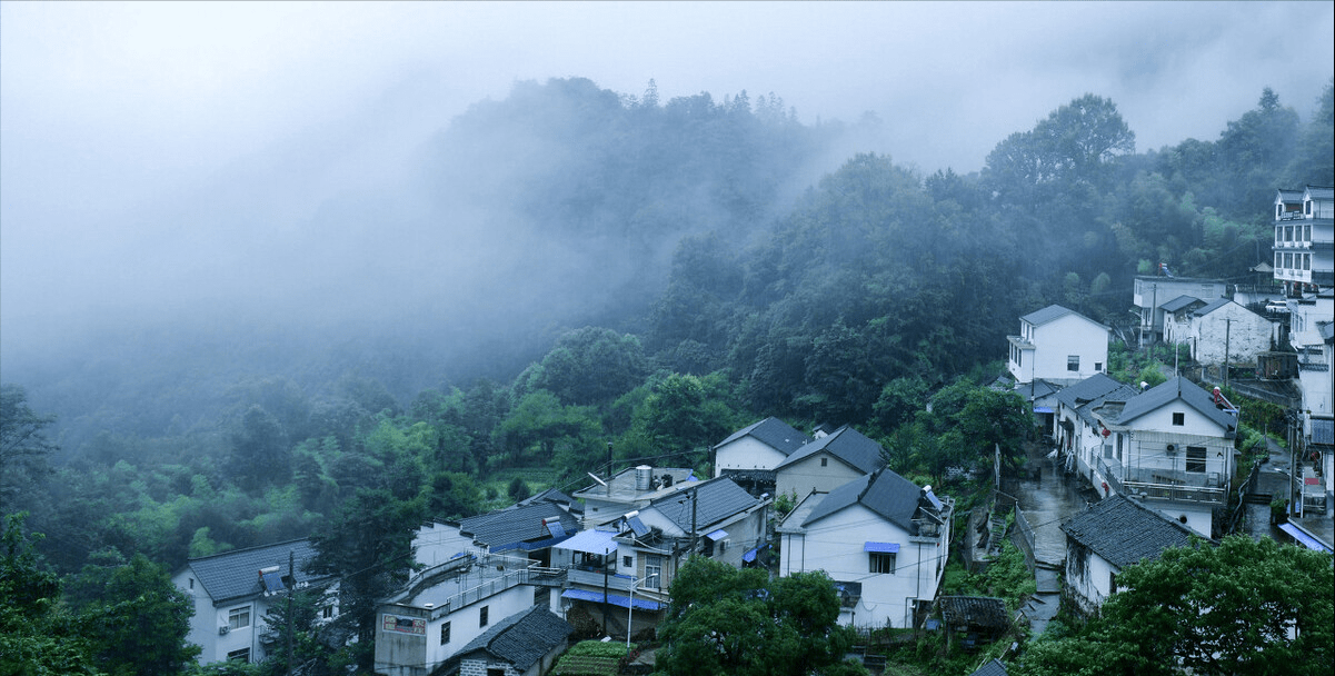 天方富硒村已经成为周围最热闹的景区之一,村内开了多家民宿,游客可以