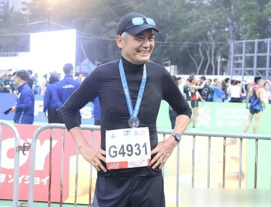 67岁周润发身材暴瘦,为街坊邻居拍全家福,网友直言变化大不敢认