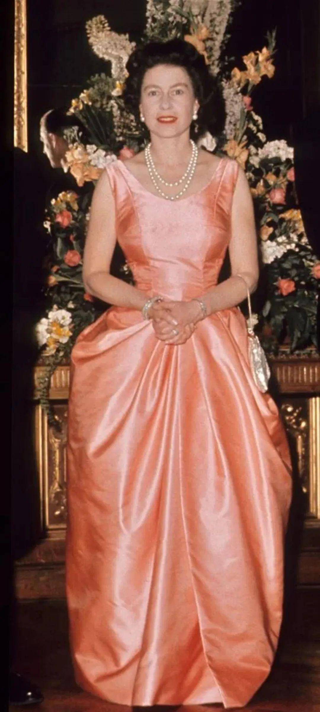 回顾英女王一生的穿搭,女人只要敢穿会搭配,驼背也很优雅_伊丽莎白