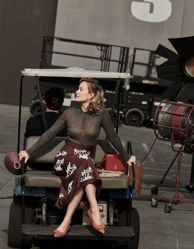 由 karla welch 设计的面故事展示了 olivia 身着优雅的单品,其中包括