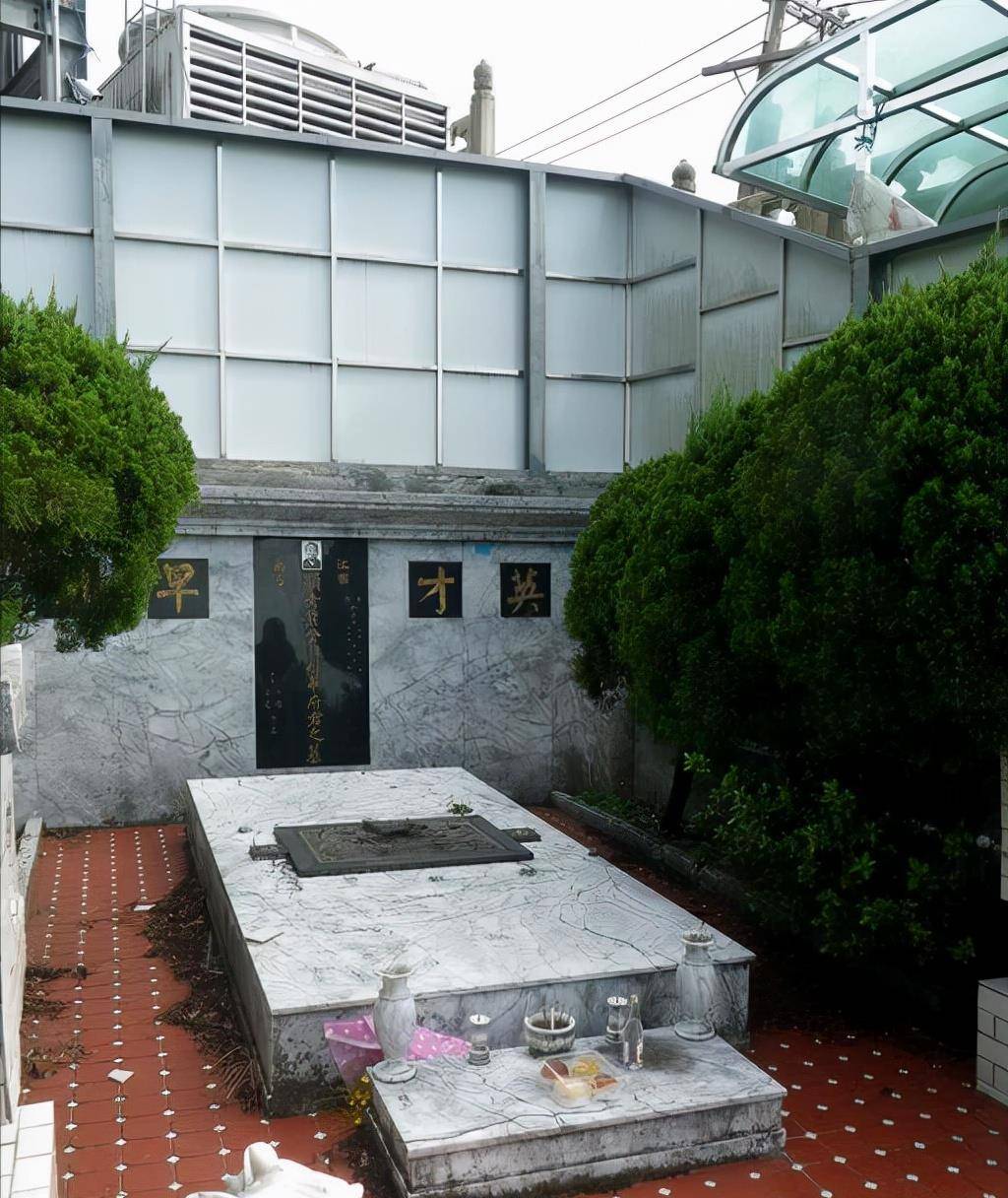 [侃历史]台湾古龙墓地：下葬时48瓶XO酒陪葬，墓碑上四个大字令人怅然若失