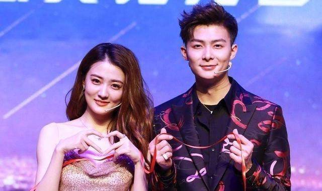 满脸爆痘探班女友,徐璐捧奶茶大口狂喝_网友_郑爽_男友