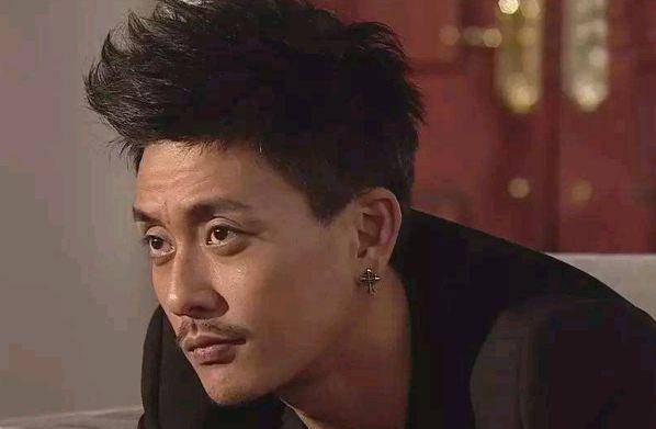 黄宗泽是tvb这十年来长得好看的实力派演员,角色多变,然而饰演痞子或