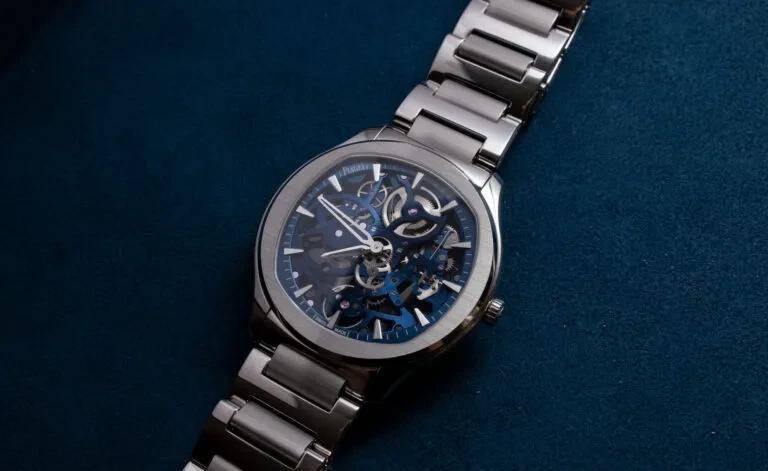 piaget polo skeleton 腕錶採用精鋼造,錶殼直徑 42 毫米,厚度僅為 6.