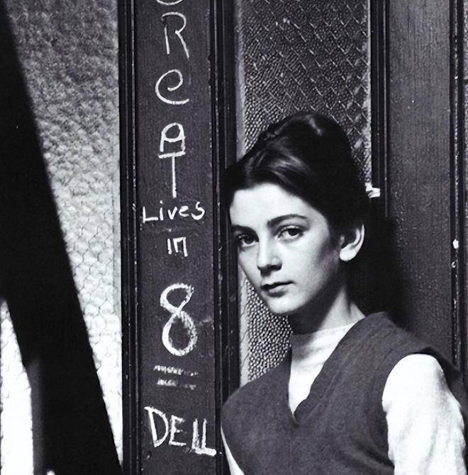 名模卡门:91岁赤身裹白床单,大长腿迷人,自嘲拥有"死亡之吻"_生活