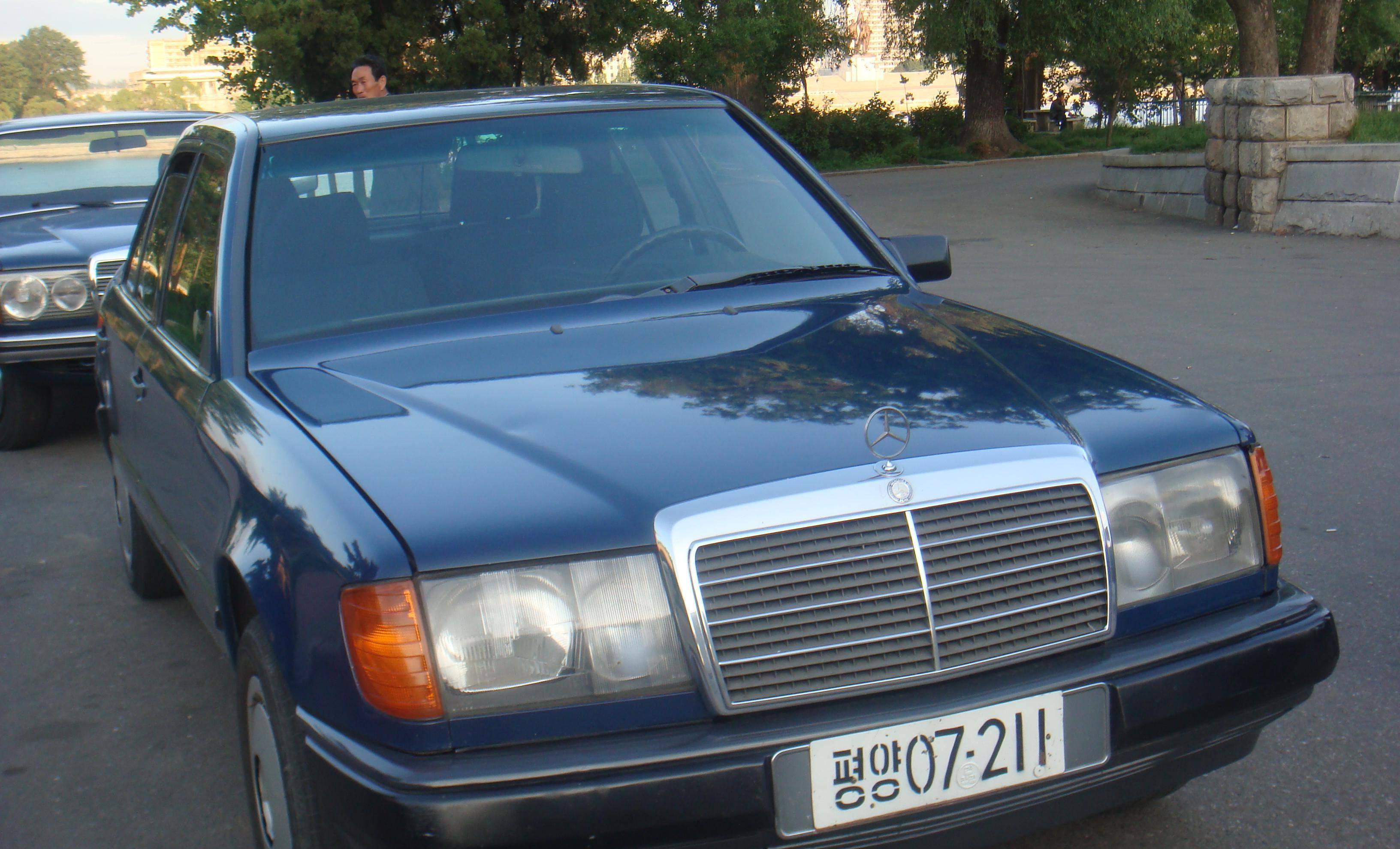 奔驰124在朝鲜很常见,虽然这款车车龄很老,但在朝鲜众多老爷车中,它独