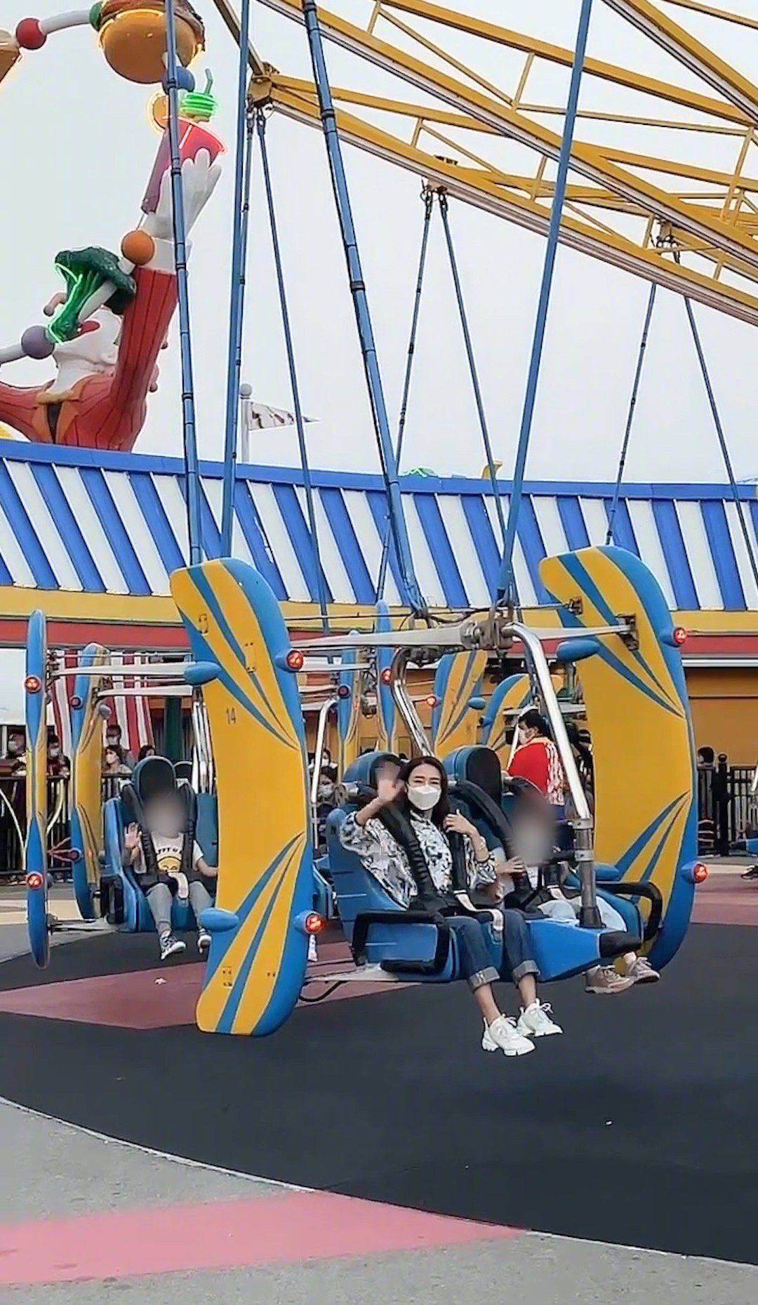 试过过山车后,她还和女儿们一起喂养小动物.