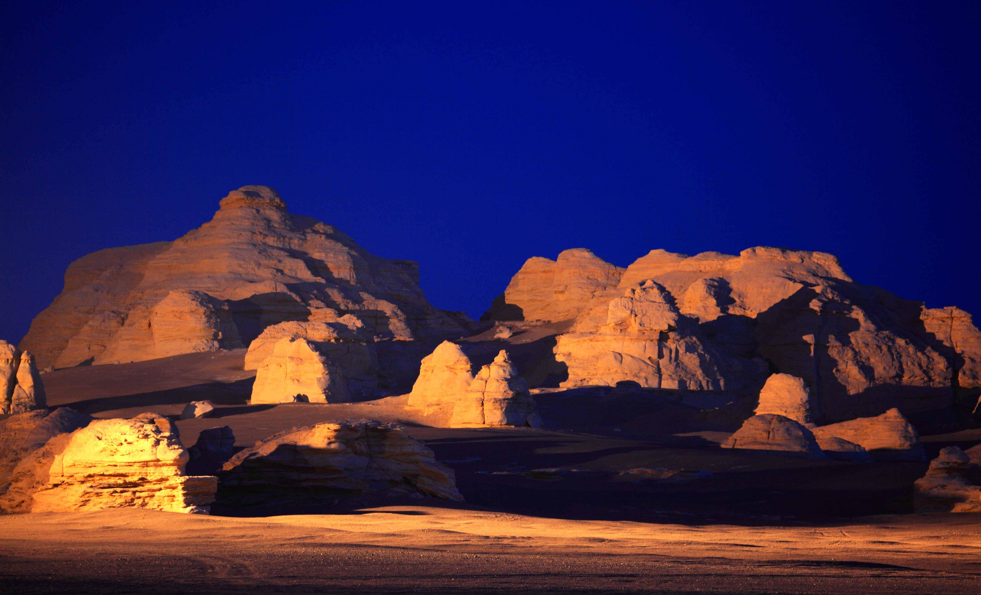 主峰在"小城",海拔540米,总面积约60平方公里,魔鬼城到处都是块砾戈壁