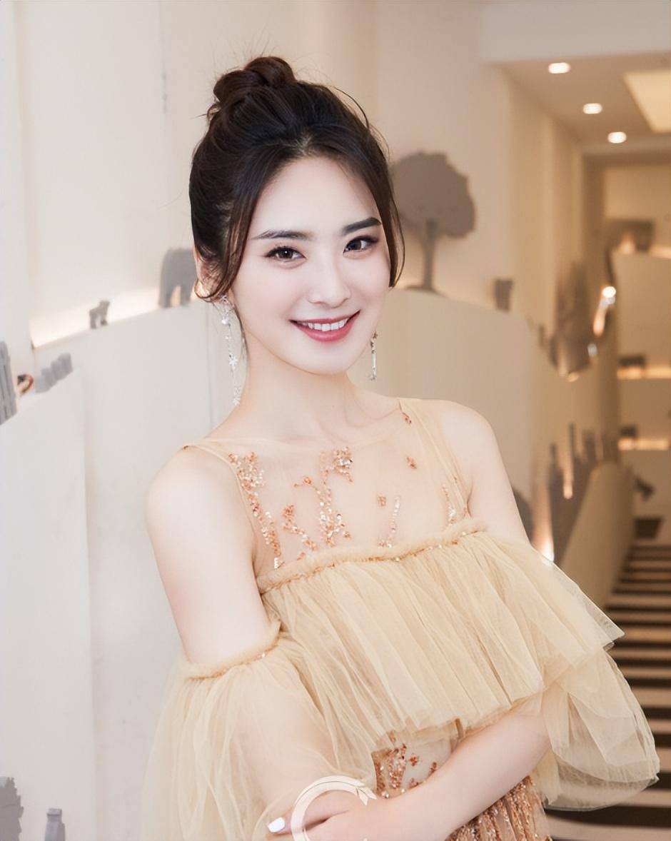 而是芒果台的一名女主持人,曾跟沈梦辰,梁田,靳梦佳并称为"芒果四小花