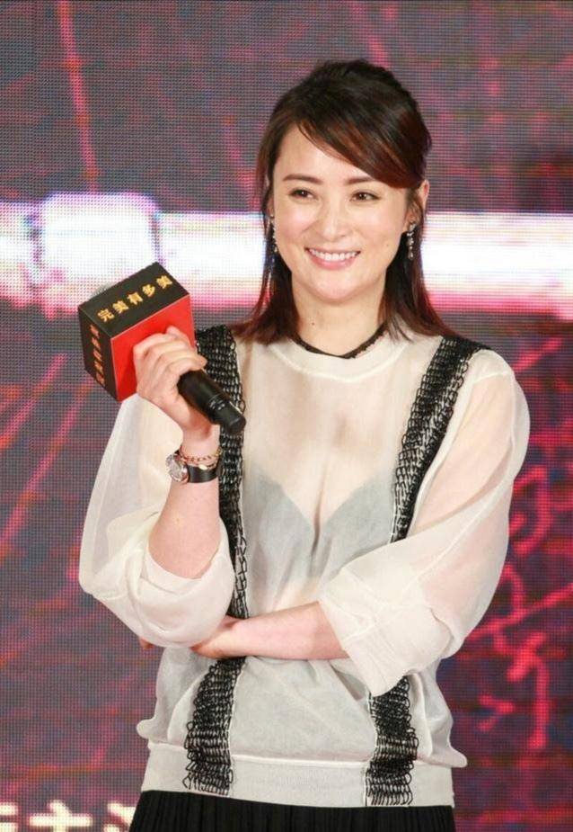 蒋勤勤也老了,穿透视装露出内衣太尴尬,含胸驼背气质像大妈_衣服_感觉