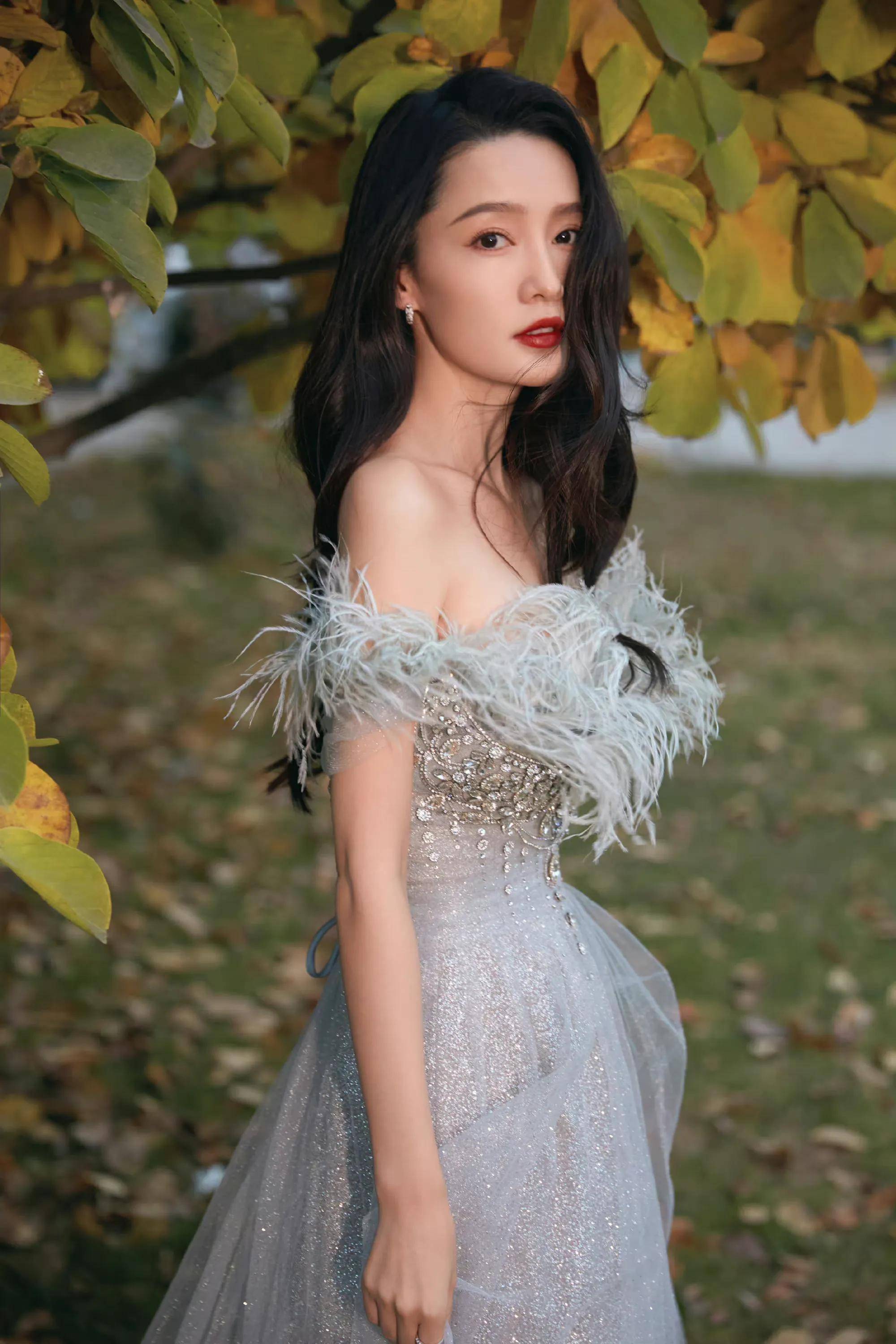 李沁秋意纯白大片,温柔甜美,清冷仙气_纱裙_淡蓝色_纸板