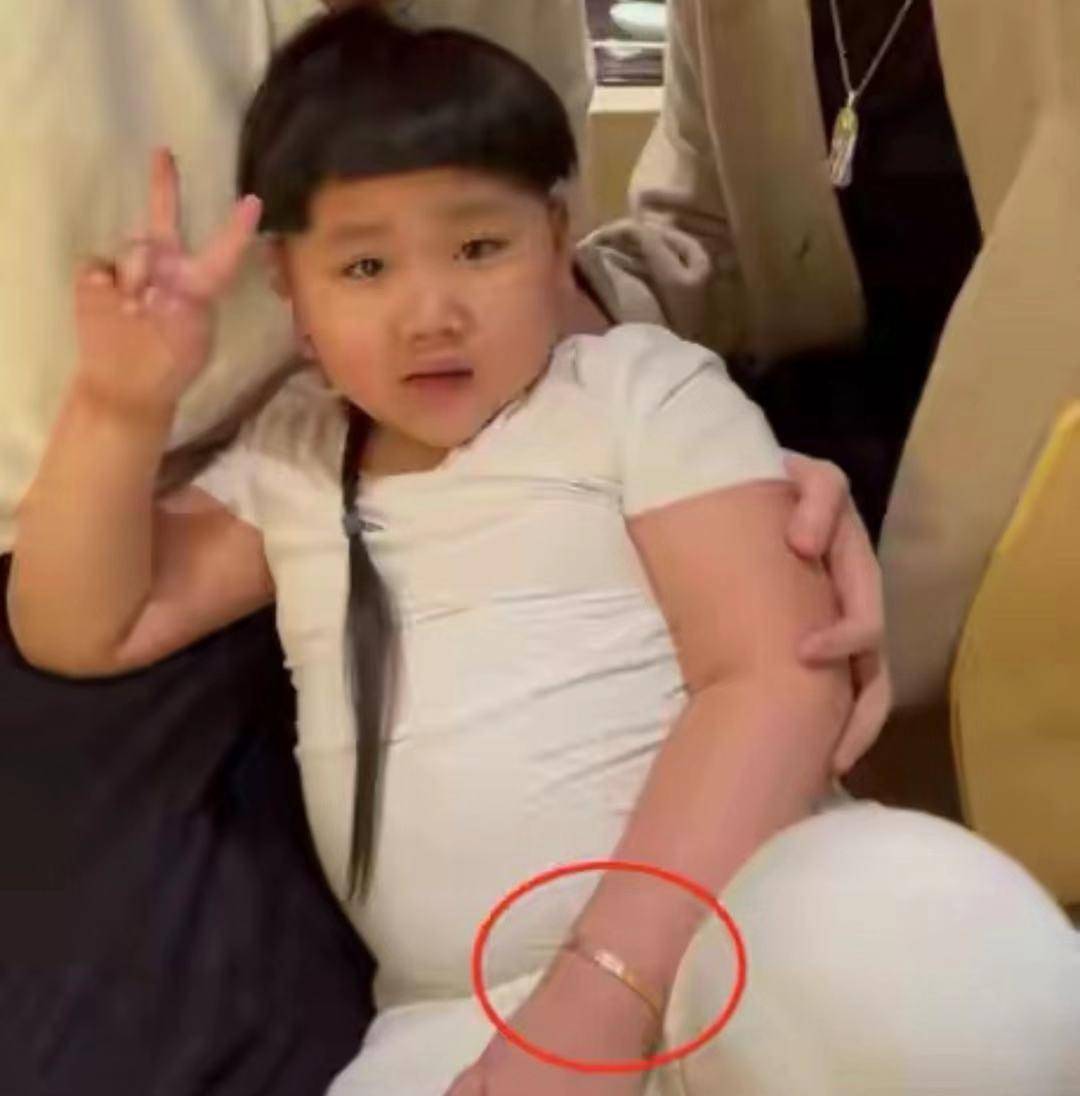 郭德纲晒6岁小儿子,及腰小辫大肚腩,大牌手镯3万元被指好福气
