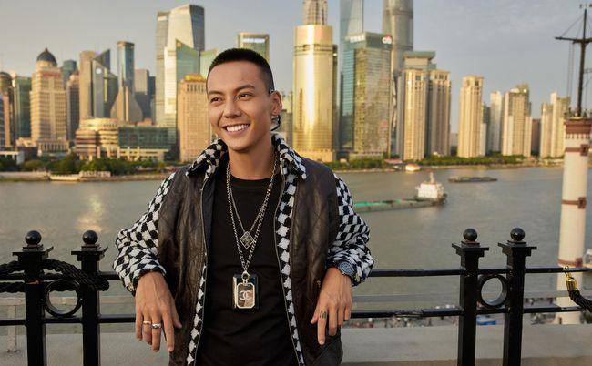 陈伟霆曝外公外婆年轻旧照,衣着华丽家境好,五官立体似混血_全家人