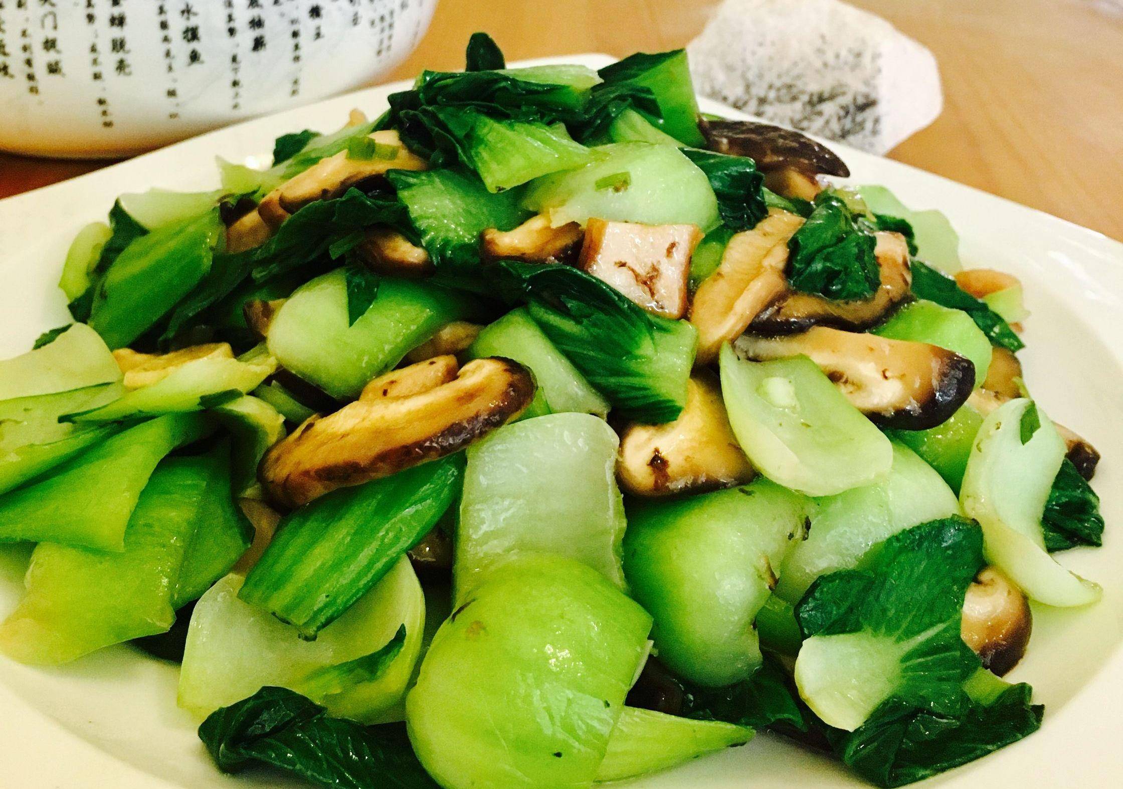 花菇和青菜这样做真好吃,花菇素炒上海青的家常做法_备用_叶片_水分