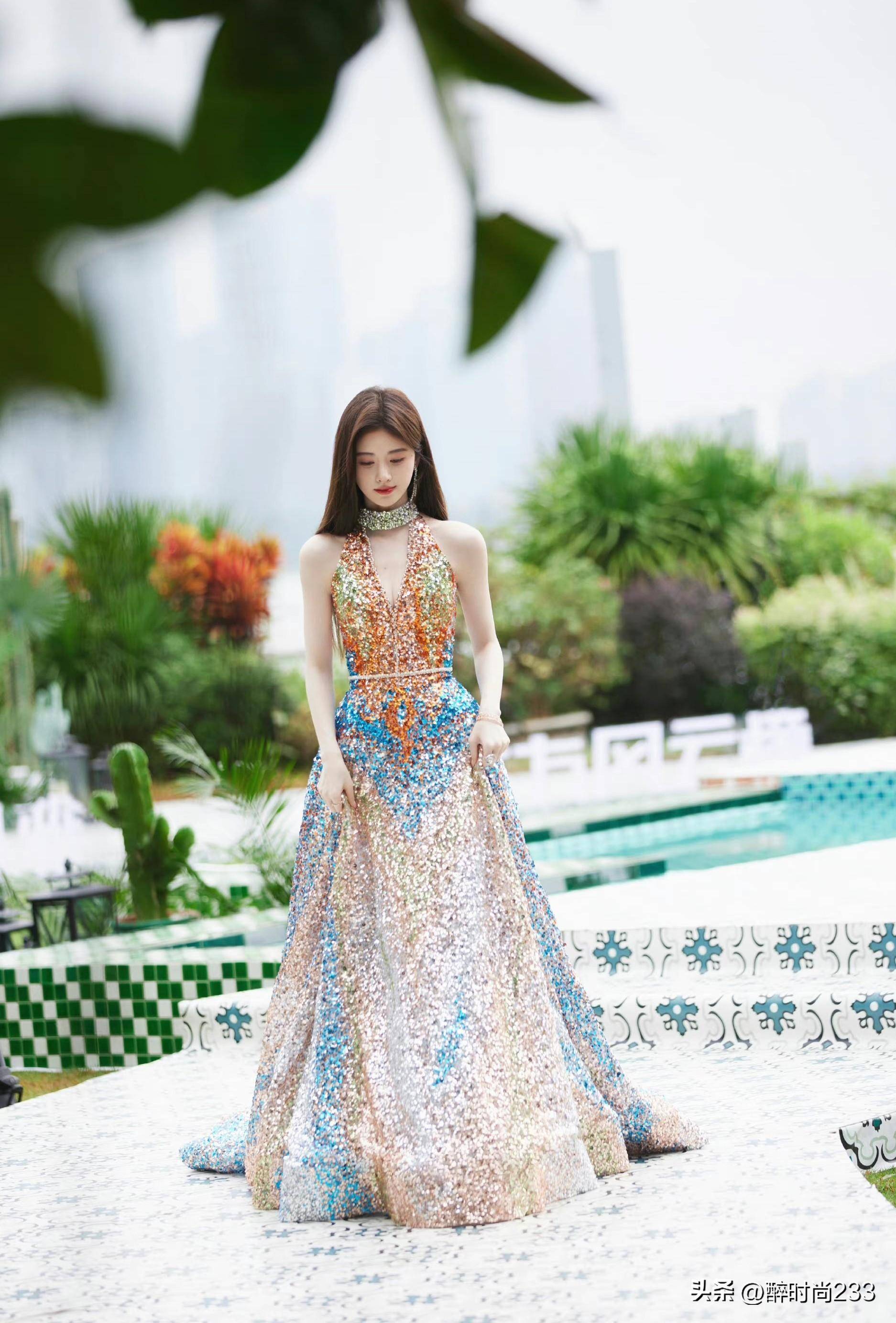 鞠婧祎红毯造型好美,一身金色流彩亮片礼服优雅高贵,女神范十足_设计