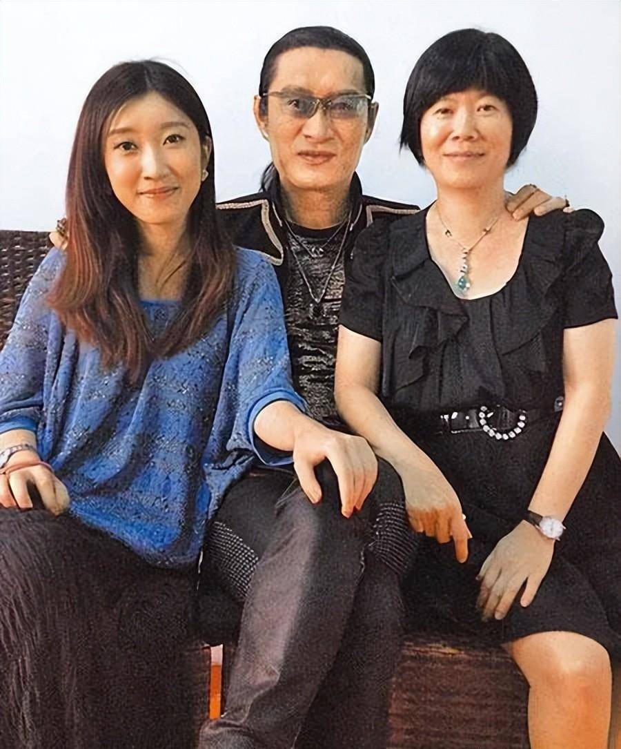 两人育有女儿黄思佳和儿子黄子安.