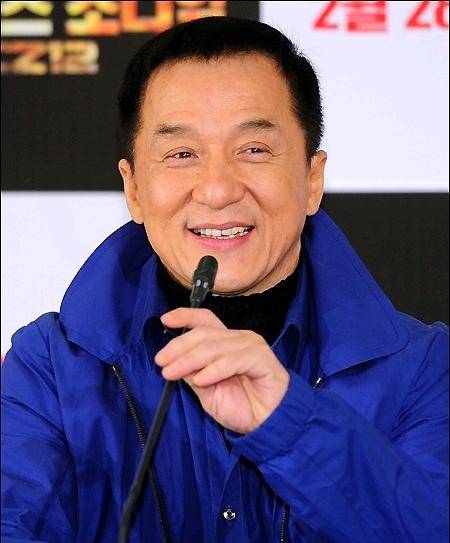 朴明秀出镜聊成龙?