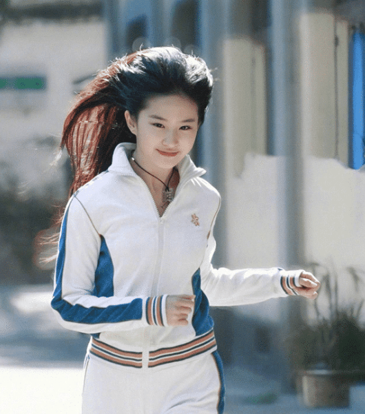 刘亦菲运动照流出,"仙女姐姐"颜值太能打,那年代不用靠美颜?