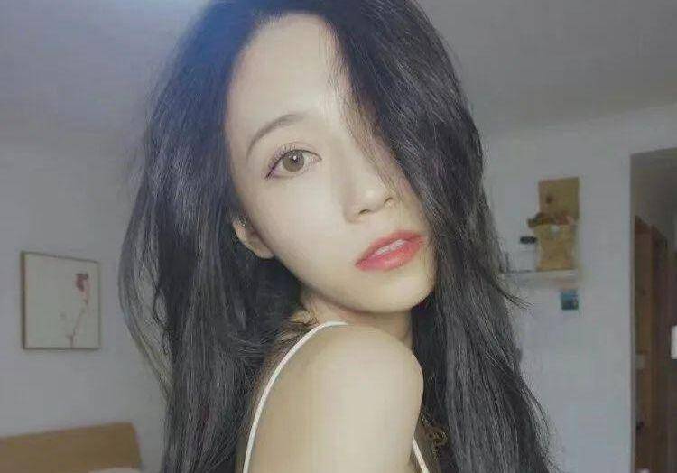 欧欧,原名欧嘉钰,曾是花椒的颜值主播,而胖胖曾是她的榜一大哥.