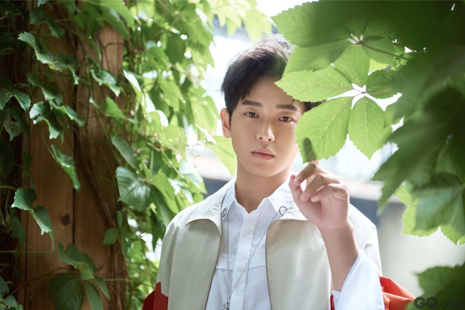 彭昱畅曝光不久的女友正脸被拍,网友扒出她疑似高颜值经纪人tutu_彭彭