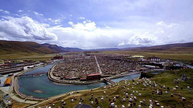 当第一缕阳光升起,觉姆区在袅袅炊烟下,传来阵阵颂经声_扎巴_寺院