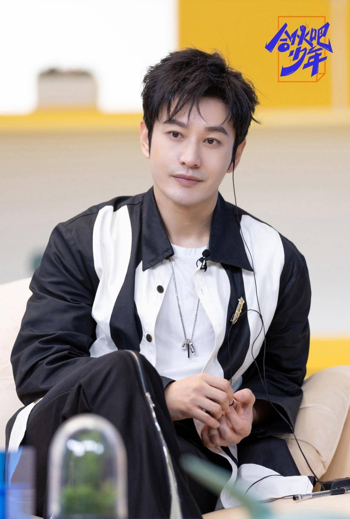 黄晓明活动造型满满少年感,黑白搭配英俊耐看,45岁一点不油腻_风格