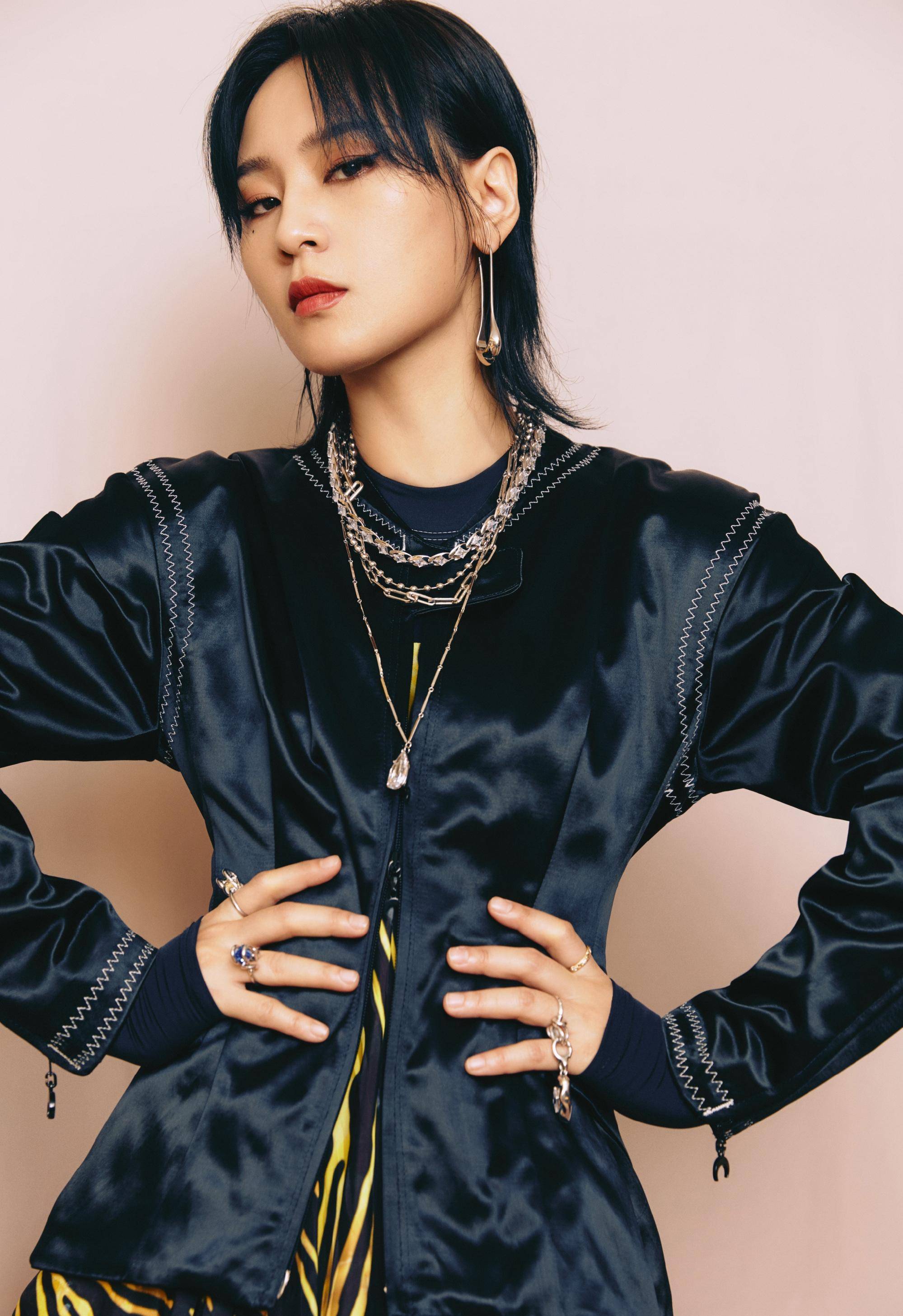 35岁周笔畅大胆挑战炫彩条纹裙,惊艳众人女人味十足_造型_长裙_外套