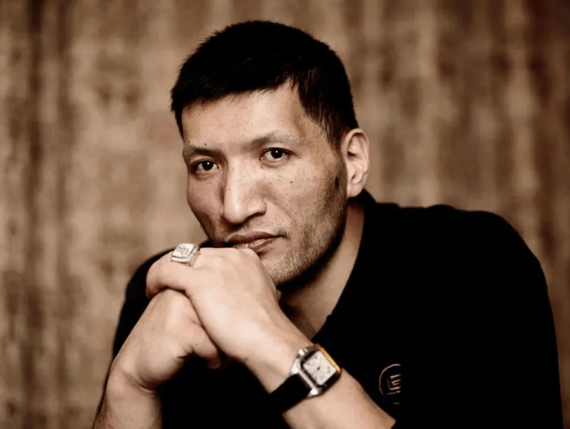 巴特尔:与姚明齐名,娶二婚带娃的妻子,如今继女成了他的骄傲_篮球