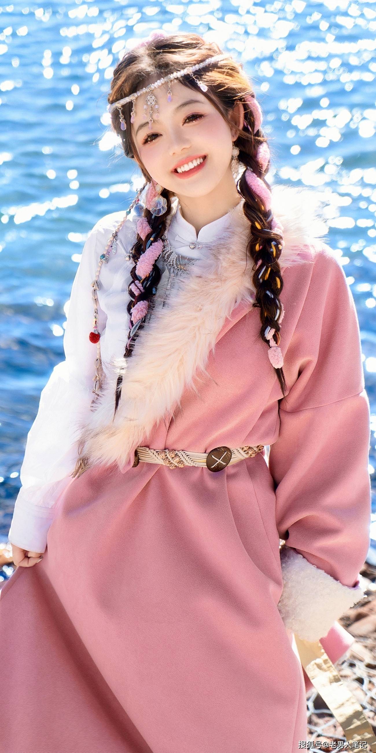 肖然心唯美写真壁纸,粗马尾民族风,粉色穿搭清新怡人_发型_形象_配饰