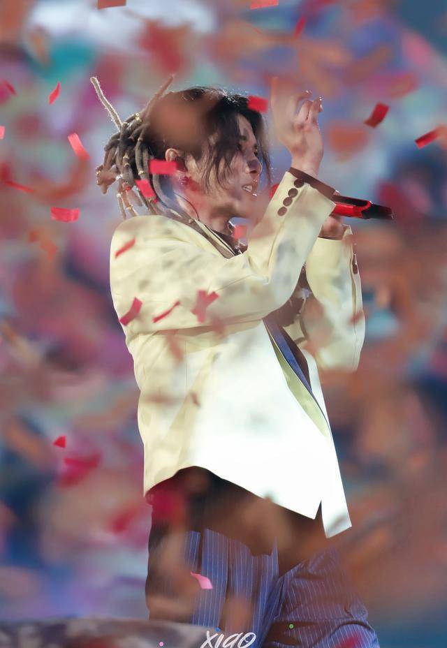 华语乐坛领军人华晨宇晒新造型!