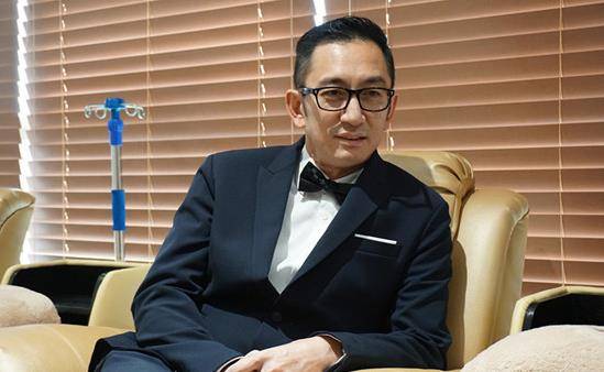 吴启华现身商演,57岁身材仍然保持健硕,戴墨镜演出惹网友不满?