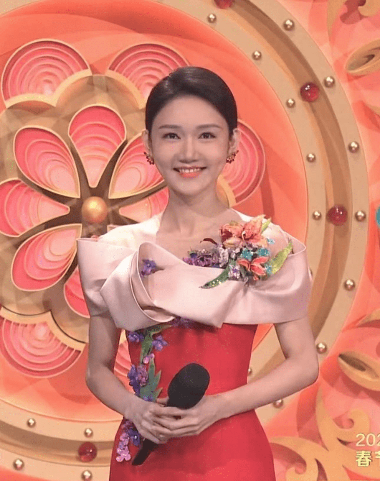 有过春晚主持经验的马凡舒穿着大红色礼服裙,隆起的