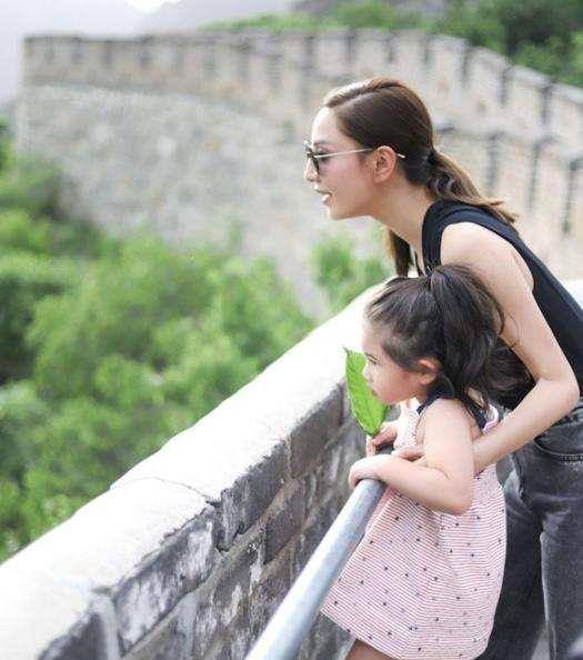 小名叫浸浸,每次郑希怡看宁静的眼神,就好像看到自家的女儿一样,发出