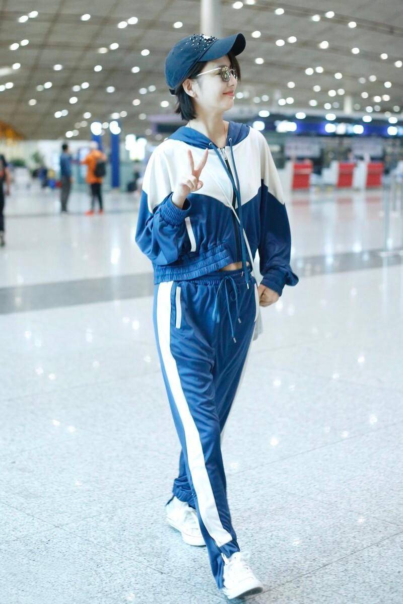 佟丽娅也来"装嫩",一身校服造型复古减龄,穿出20岁的状态_时尚_白色