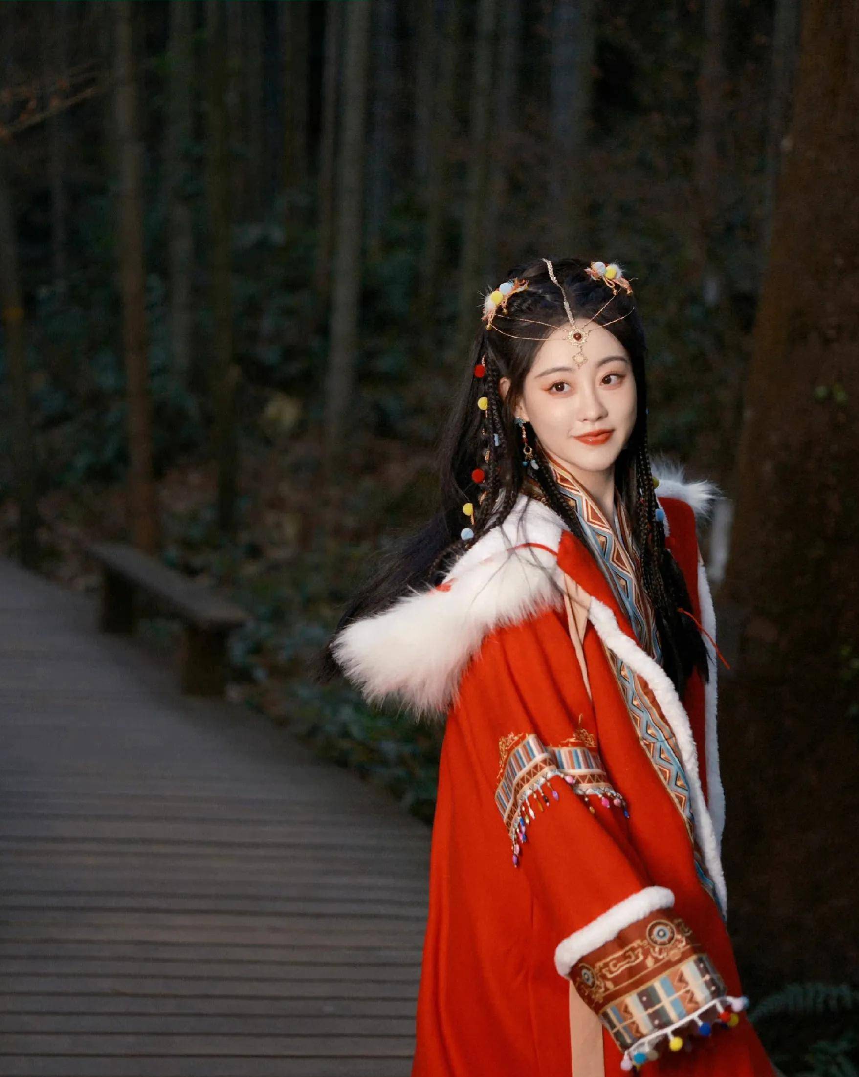 祝绪丹古风红斗篷写真 清纯可人 美艳绝伦_红色_青春_异域