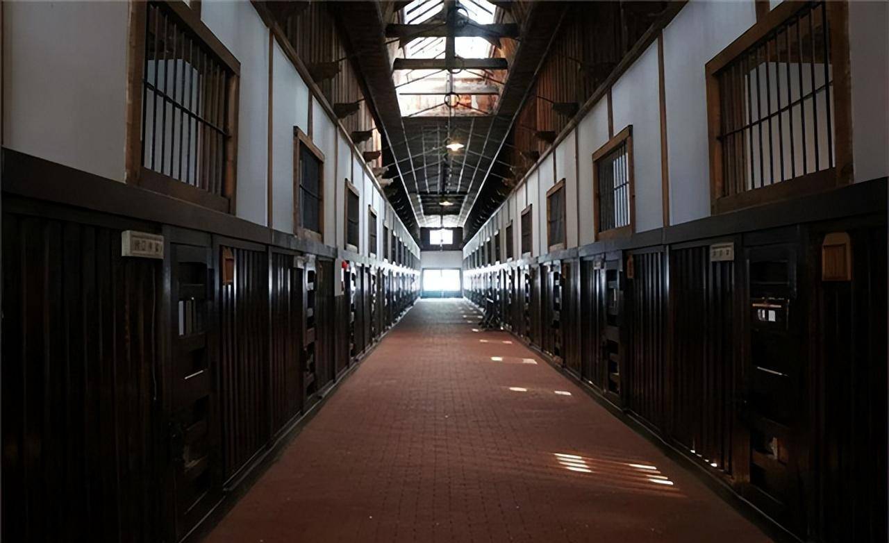 白鸟向监狱多次反映手铐太重,将自己的手腕,脚腕都磨出血了,吃也吃不