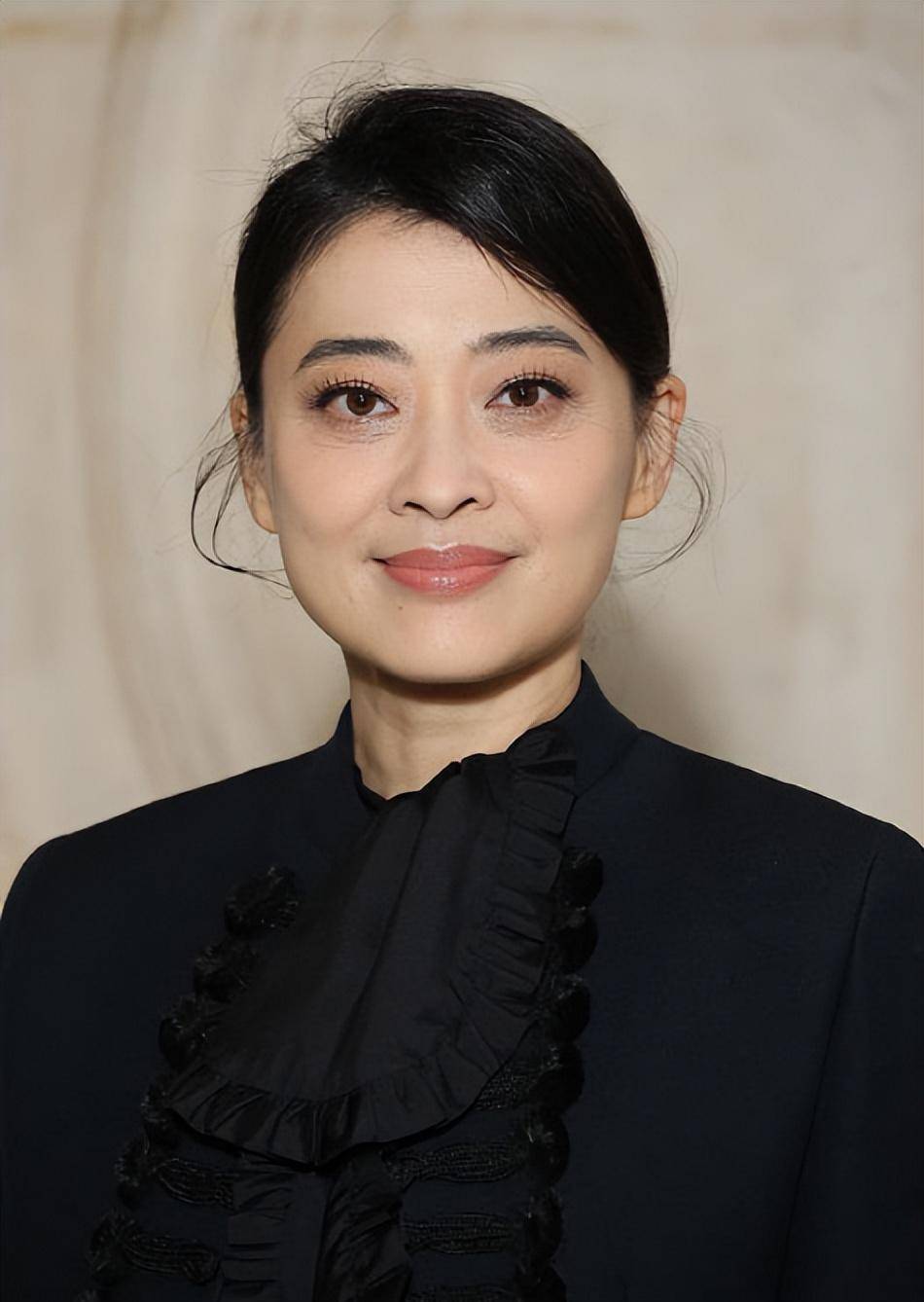 梅婷携女儿亮相巴黎,她穿一身黑装老气横秋,女儿国际脸太高级_造型