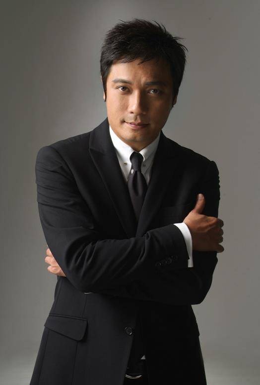 与初恋恩爱28年,净身出户后娶小12岁娇妻,57岁靠6岁爱女再翻红_罗嘉良