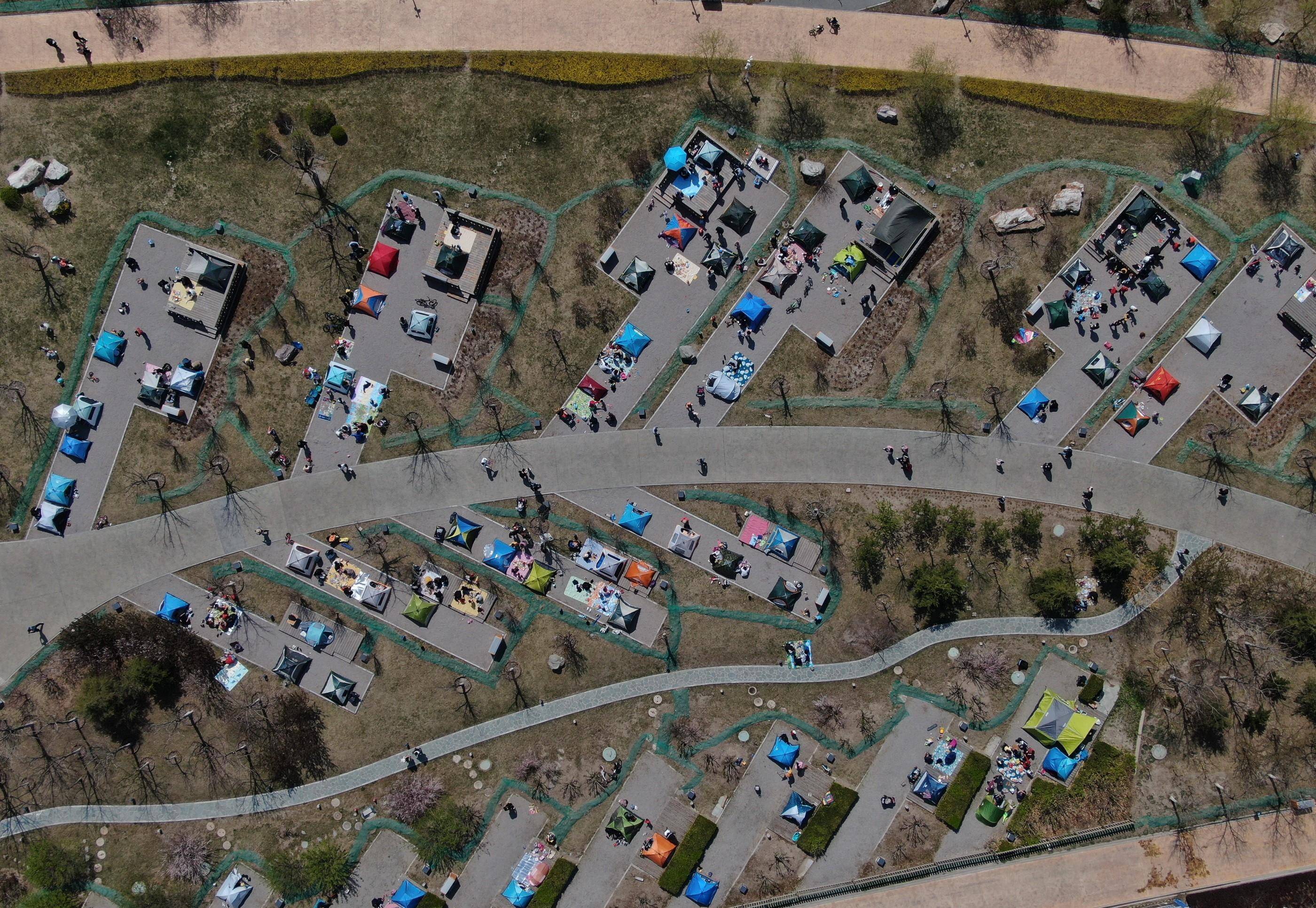 天津生态城房车营地热闹非凡好似集市 市民扎堆露营享受春日时光_公园