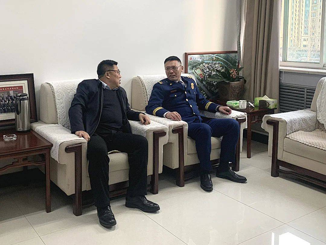 吕梁市消防救援支队支队长沈广庭深入吕梁学院,讲授开学消防安全第一