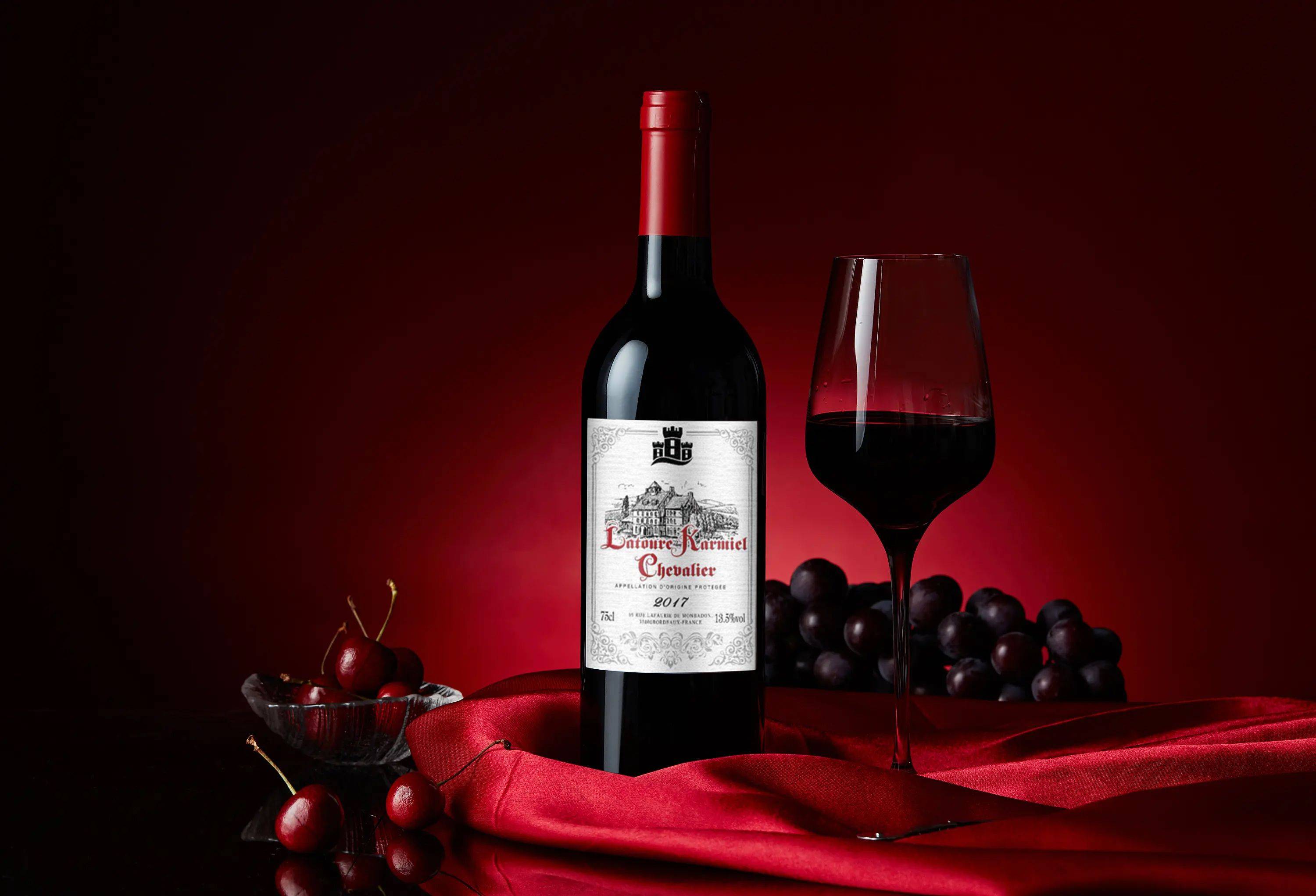 红酒口感十分柔顺,散发着雪茄,甘草的香气,酒体饱满,回味悠长.